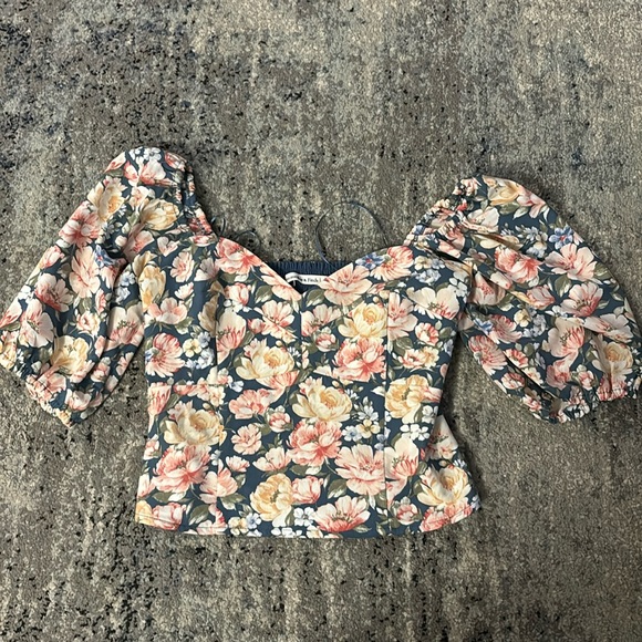 2/$25 Abercrombie floral puff sleeve blouse / size small - Picture 1 of 2